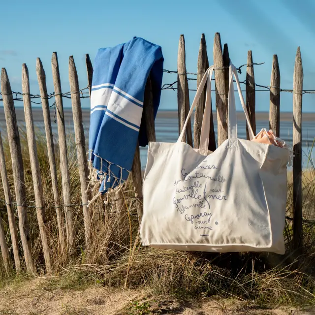 Serviette de plage bleue et blanche et sac de plage - Boutique souvenirs de Coutances Tourisme