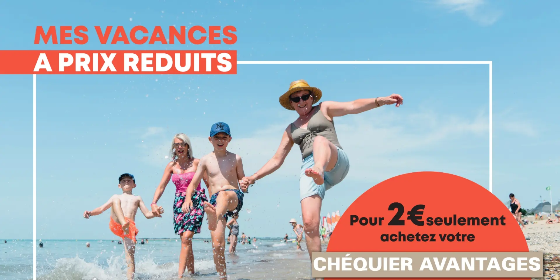 Une famille marche sur la plage avec des réductions de vacances