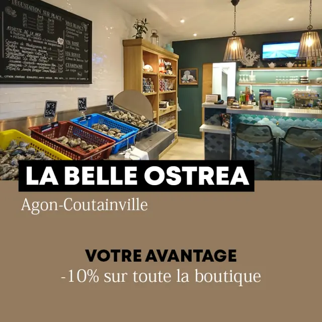 Intérieur d'une boutique de fruits de mer avec des huîtres en vente