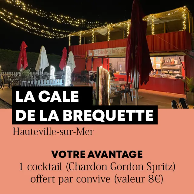 Une terrasse de café la nuit avec des lumières et des parasols