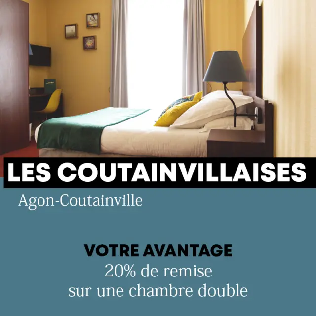 Chambre double avec lit fait et lampe de chevet