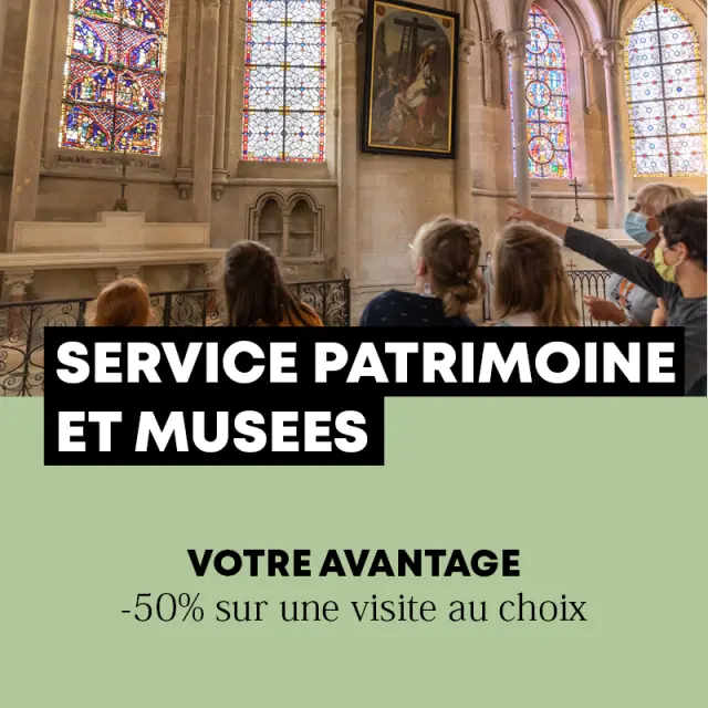 Groupe de personnes visitant un lieu culturel avec des vitraux colorés