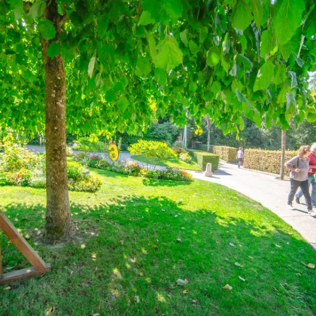 Deux personnes marchant sur un chemin dans le jardin des plantes de Coutances