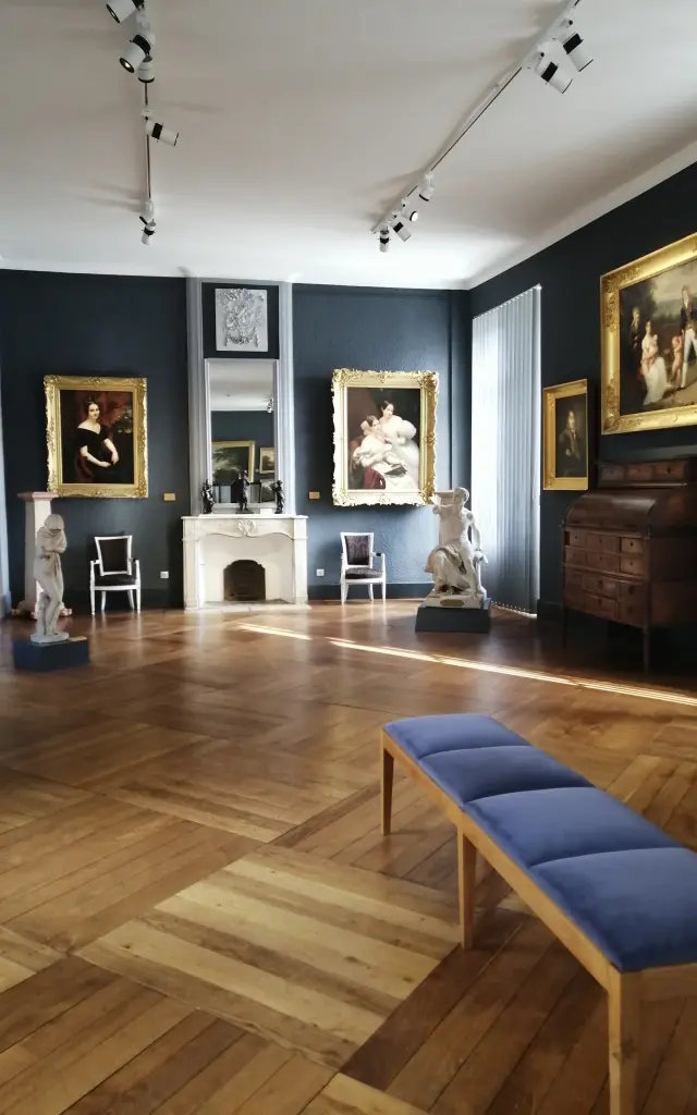 Salle d'exposition avec des peintures et des sculptures au musée Quesnel Morinière de Coutances