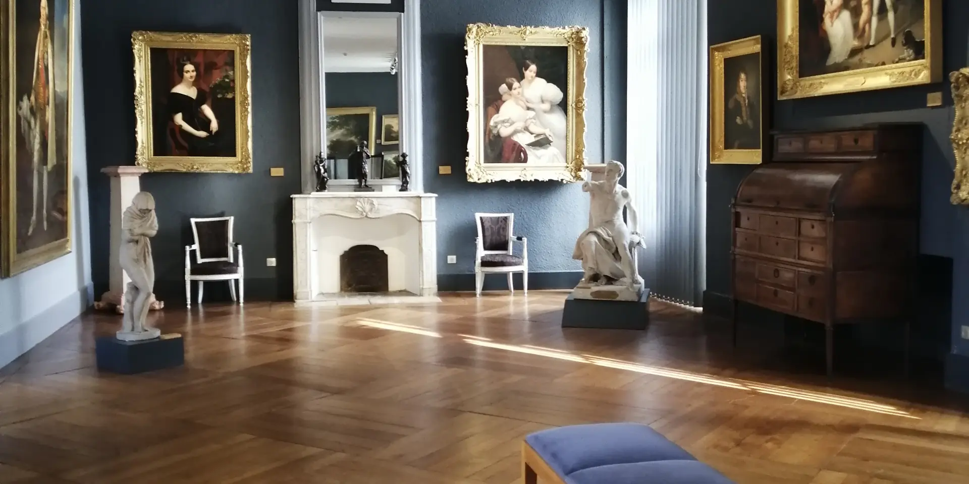 Salle d'exposition avec des peintures et des sculptures au musée Quesnel Morinière de Coutances