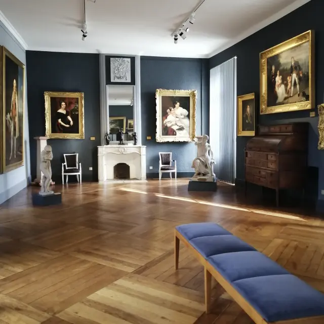 Salle d'exposition avec des peintures et des sculptures au musée Quesnel Morinière de Coutances