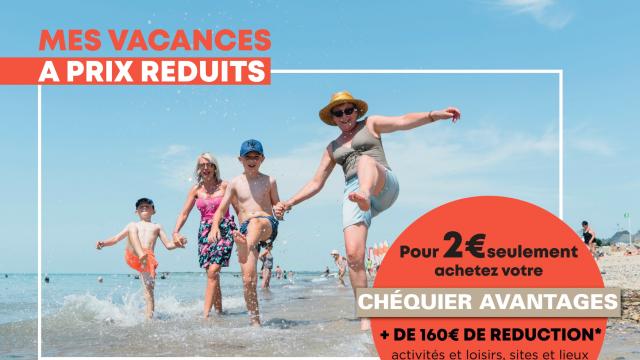 Une famille marche sur la plage avec des réductions de vacances