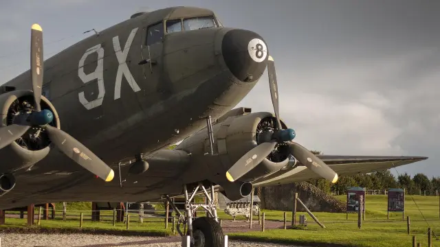 Avion militaire exposé en plein air sur les plages du débarquement