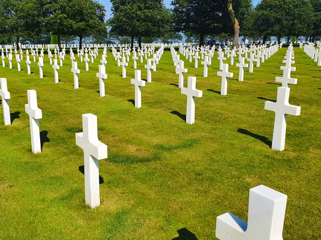 Champ de croix blanches dans un cimetière militaire
