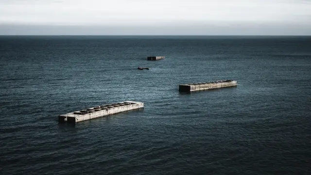 Plusieurs barges vides flottant sur l'océan