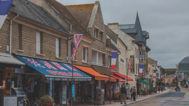 Rue commerçante avec des magasins et des drapeaux
