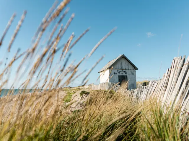 Plage et cabane de la poulette à Agon Coutrainville