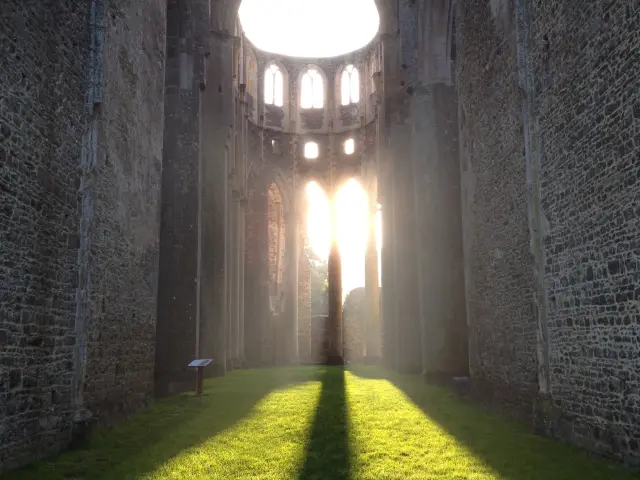 Intérieur de l'abbaye de Hambye en ruine avec de la lumière du soleil entrant par les fenêtres