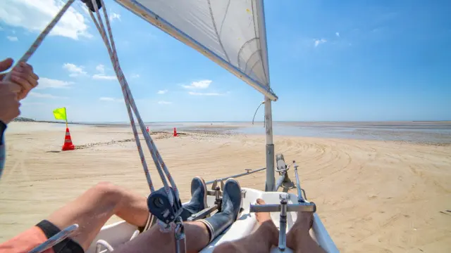 Personne glissant sur un Char à voile sur une plage