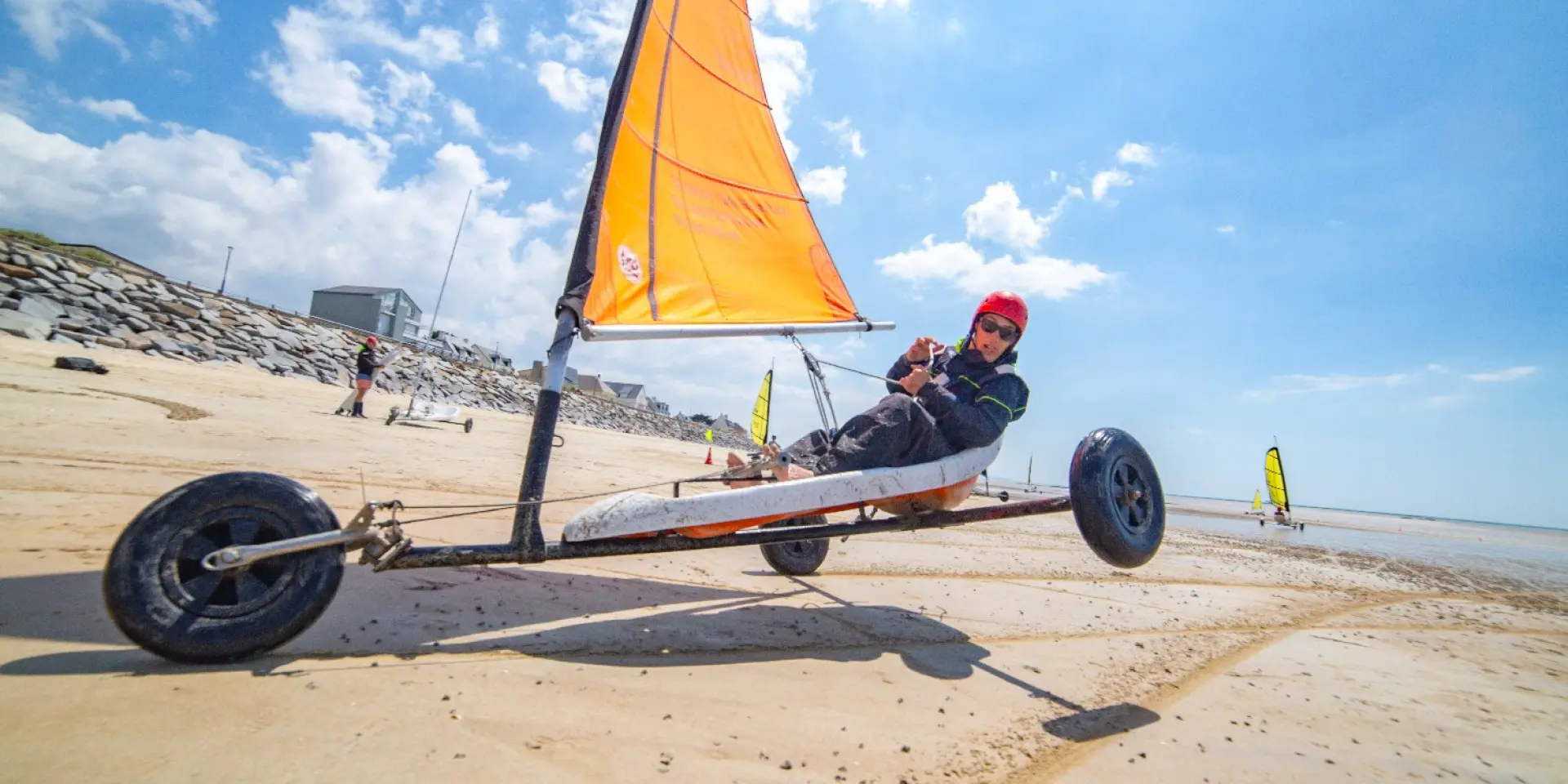 Personne faisant du char à voile sur une plage