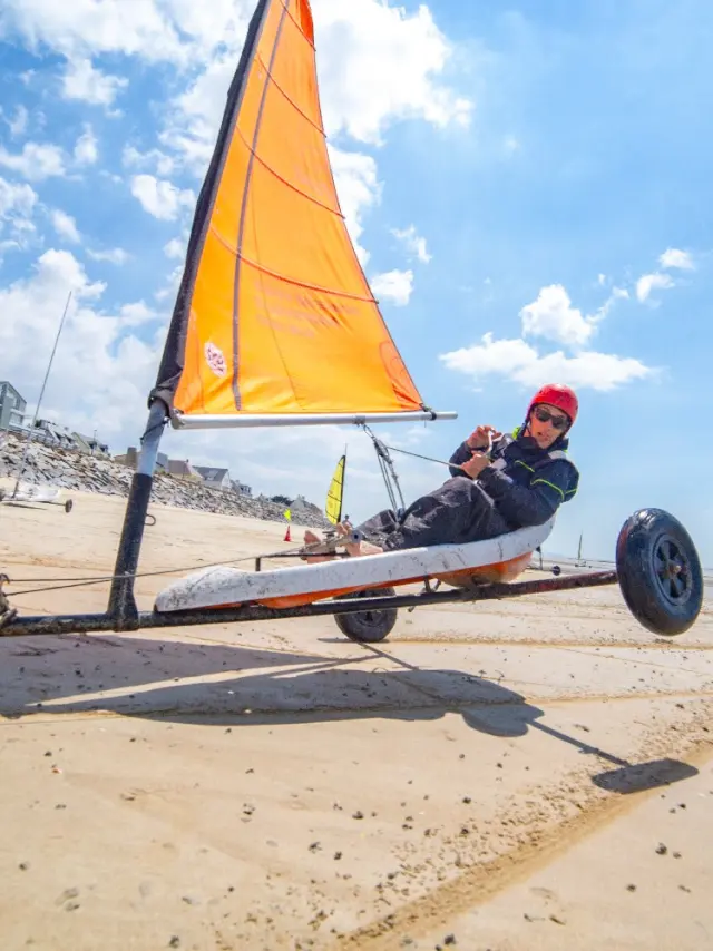 Personne faisant du char à voile sur une plage