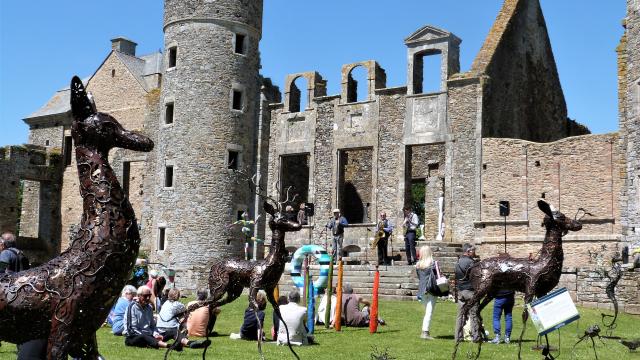 Sculptures de cerfs en métal devant un château en ruines : A propos de sculpture au château de Gratot