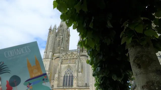 Cathédrale de Coutances avec une brochure touristique en premier plan : le circuit de ville de Coutances