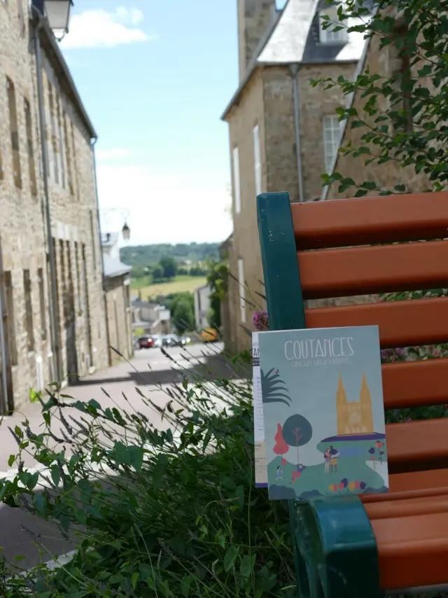 Circuit de ville posé sur un banc