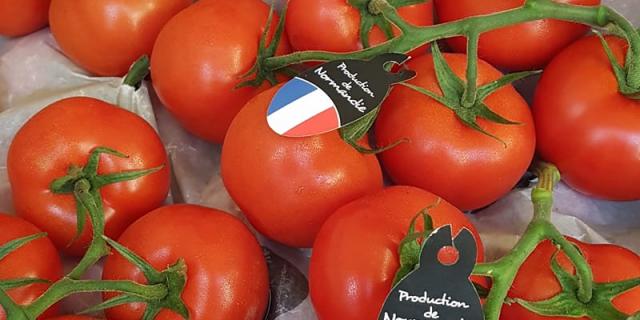Tomates fraîches avec étiquettes indiquant 'Production de Normandie'
