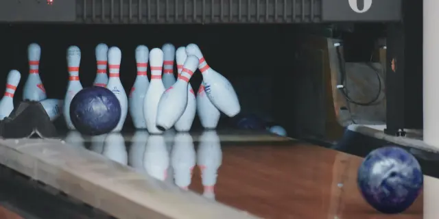 Boule de bowling frappant les quilles : bowling de Coutances