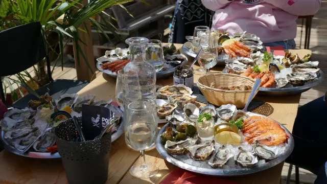 Table garnie de fruits de mer variés Chez le père Gus