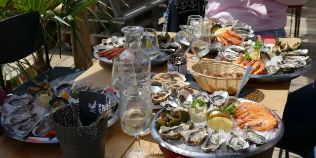 Table garnie de fruits de mer variés Chez le père Gus
