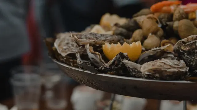 Assiette de fruits de mer avec des huîtres, des palourdes et des carottes à La vieille digue