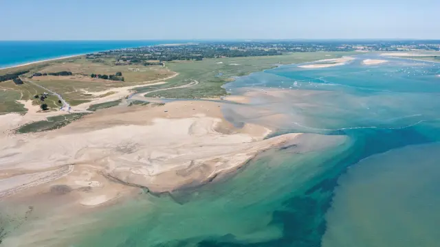 Vue aerienne du havre de Regneville et de la pointe d'Agon