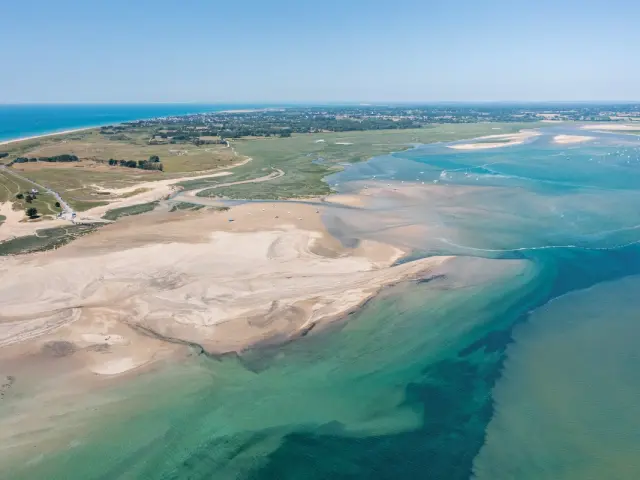 Vue aerienne du havre de Regneville et de la pointe d'Agon