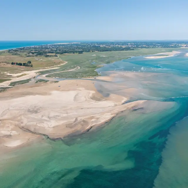 Vue aerienne du havre de Regneville et de la pointe d'Agon