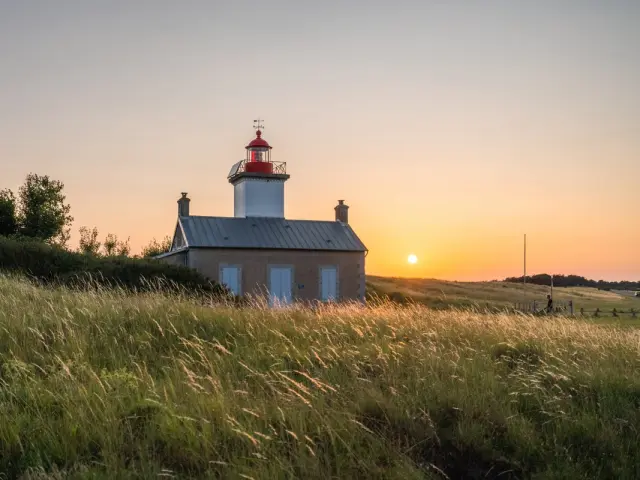 Phare de la pointe d'Agon au soleil couchant