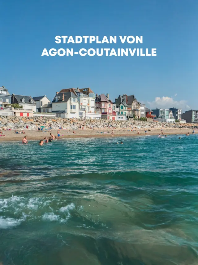 Strand mit Menschen, die schwimmen und sich unter einem klaren blauen Himmel entspannen