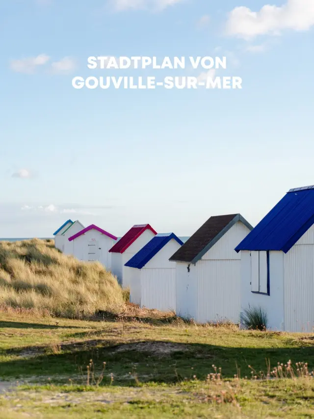 Bunte Strandkabinen auf einer grasbewachsenen Düne