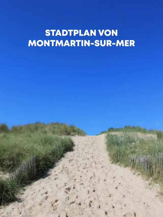 Sandweg, der zu einem Strand mit Gras auf beiden Seiten führt