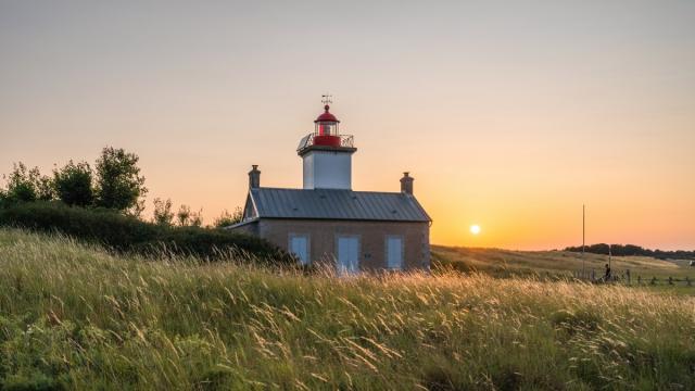 Roter und weißer Leuchtturm beim Sonnenuntergang