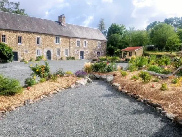 Maison en pierre avec jardin paysager aux Gabriolleries à Courcy
