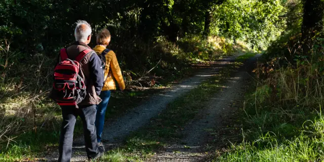 Deux personnes marchant sur un sentier bocager : randonnée à Coutances mer et bocage