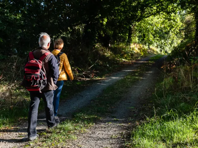 Deux personnes marchant sur un sentier bocager : randonnée à Coutances mer et bocage
