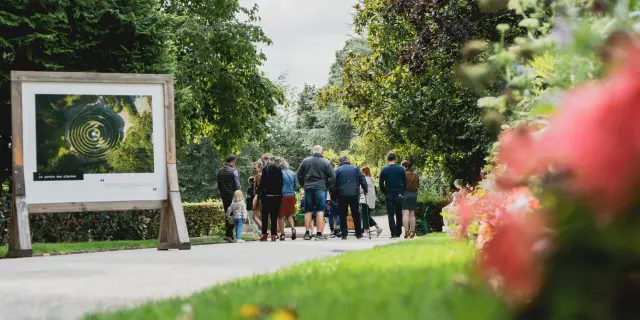 Groupe à l'entrée du jardin des plantes de Coutances