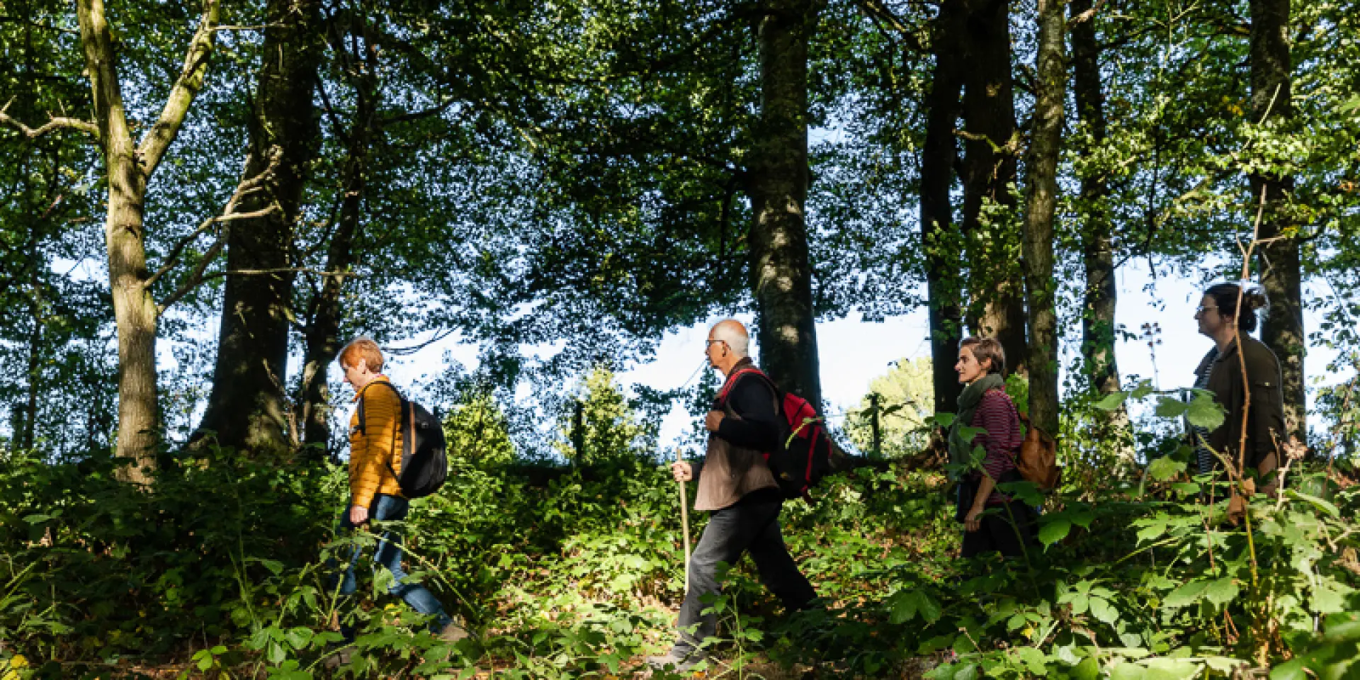 Groupe de personnes marchant dans la campagne à Coutances