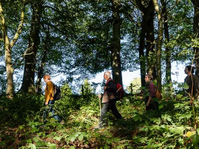 Groupe de personnes marchant dans la campagne à Coutances
