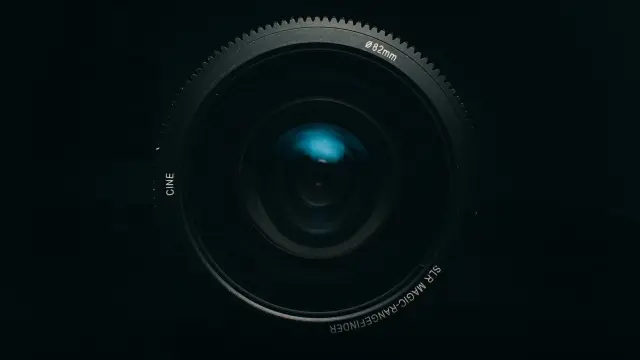 Objectif de caméra avec des inscriptions et un filtre bleu