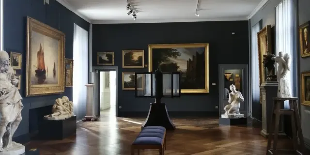 Salle d'exposition avec des peintures et des sculptures classiques au musée Quesnel morinière de Coutances