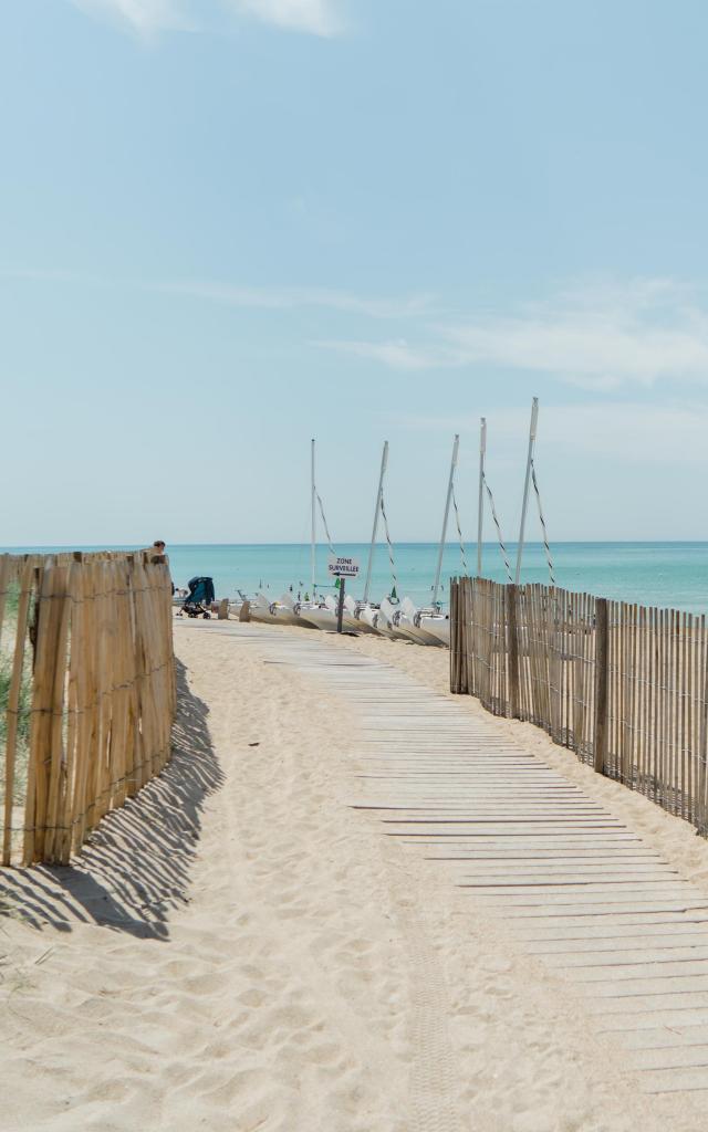 Accès aménagé pour la plage de Hauteville sur Mer