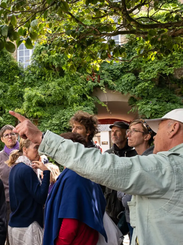 Un groupe de personnes lors d'une visite guidée dans la cour du Musée Quesnel Morinière de Coutances