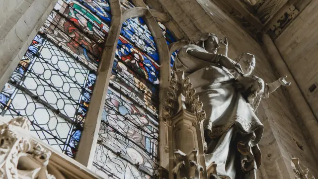 Vitrail coloré et sculpture en pierre dans la cathédrale de Coutances