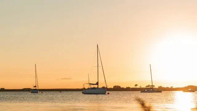 Bateaux sur l'eau au coucher du soleil dans le havre de Regnéville
