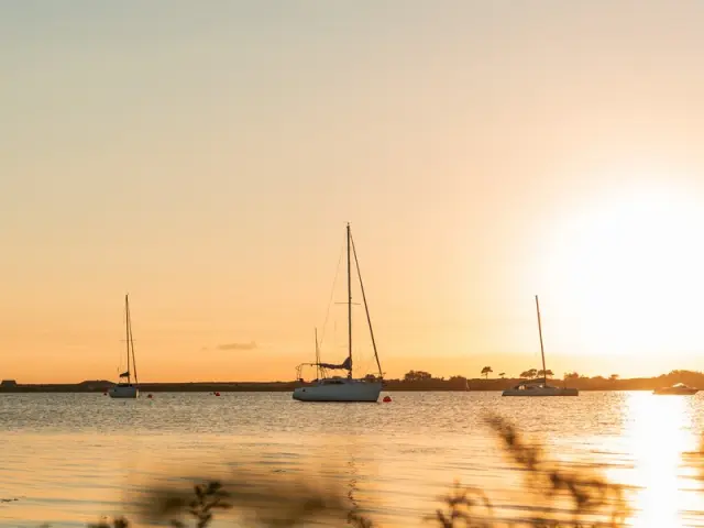 Boote auf dem Wasser beim Sonnenuntergang