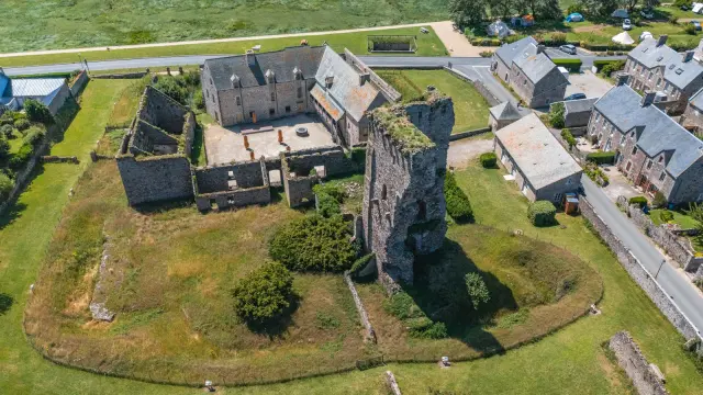 Vue aérienne du château de regnéville sur Mer